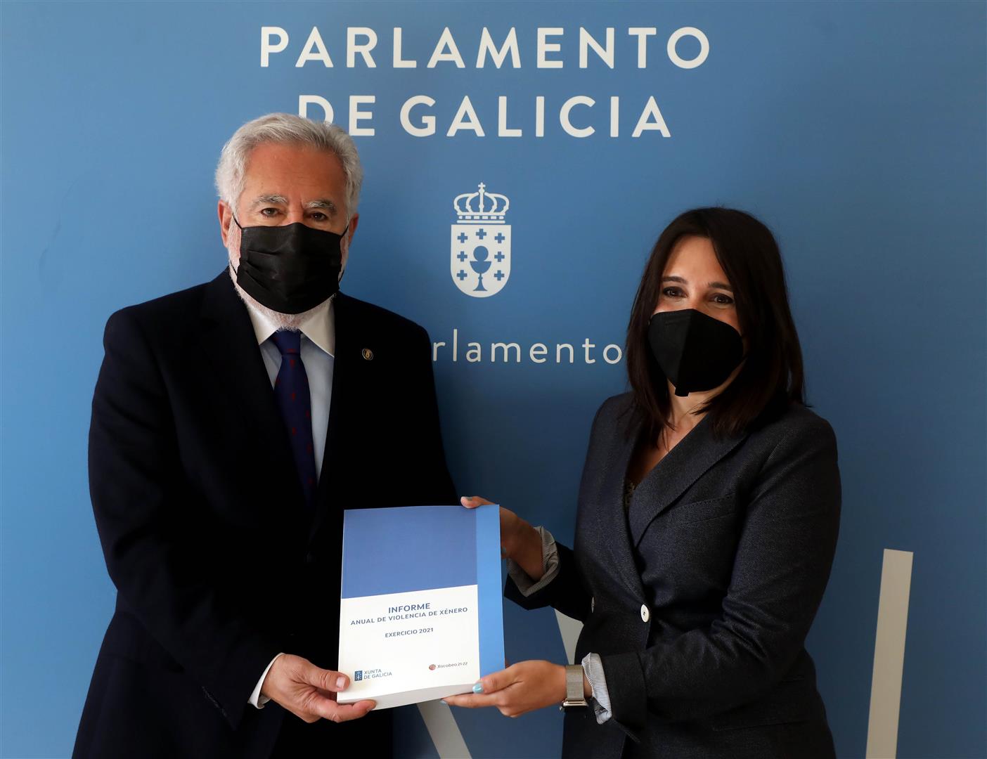 A conselleira de Emprego e Igualdade, Mª Jesús Lorenzana Somoza, entrega ao presidente do Parlamento de Galicia, Miguel Ángel Santalices Vieira, o Informe anual 2021 sobre violencia de xénero en Galicia e informes anexos